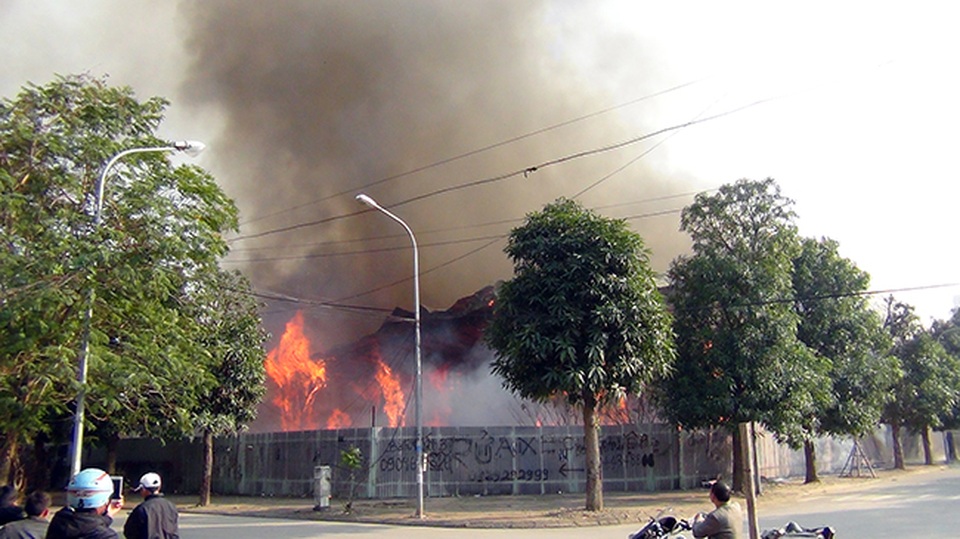 
Khoảng 15h30 chiều nay dãy nhà trưng bày dự án bất động sản trên đường Lạc Long Quân bị bà hỏa hỏi thăm
