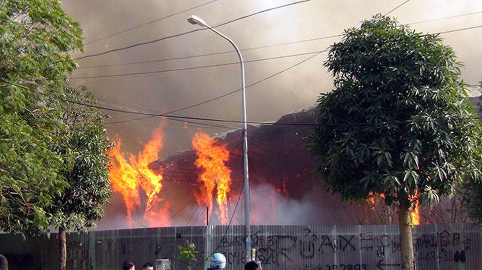 Khỏi lửa bốc lên ngùn ngụt từ khu nhà