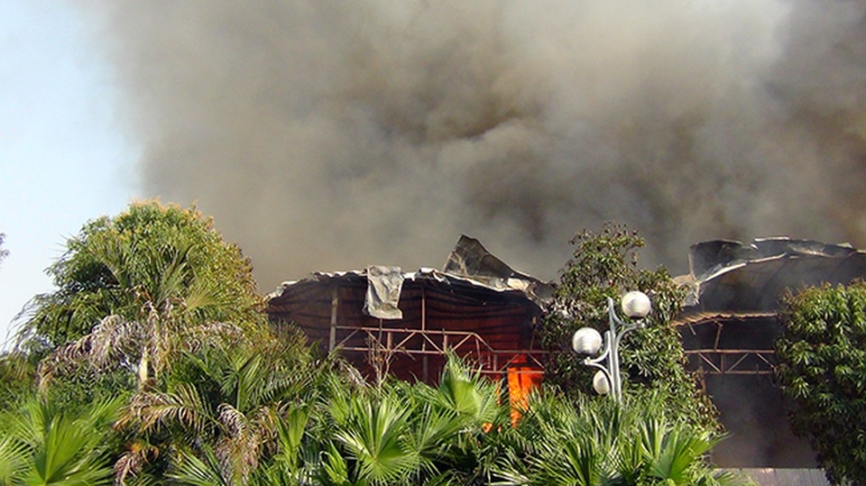 Hà Nội: Cháy dữ dội sát Hồ Tây - 4