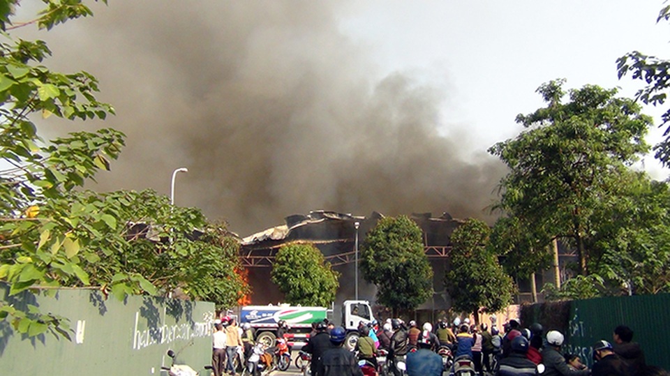 Đám cháy nằm giữa khu dân cư đông đúc
