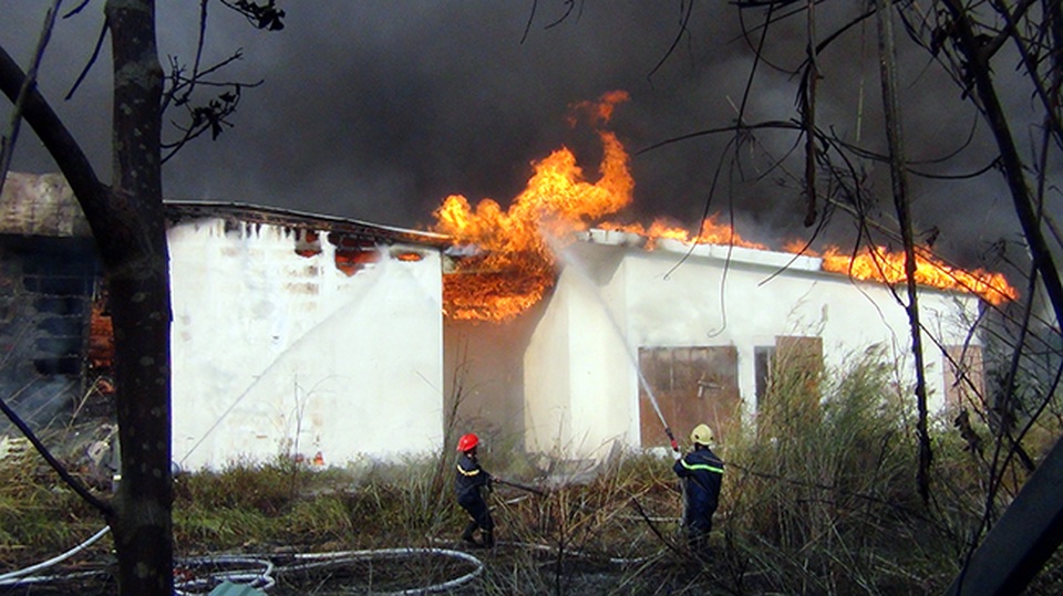 Gần một tiếng lực lượng phòng cháy ứng cứu nhưng lửa vẫn bốc lên cuồn cuộn