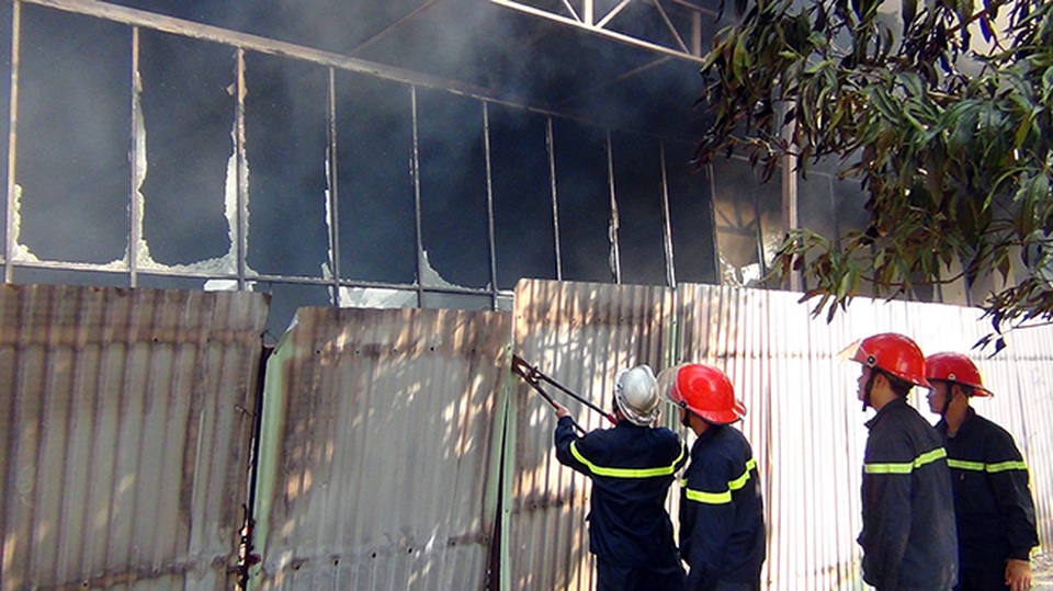 ​Lực lượng chữa cháy dùng kìm cộng lực phá rào để thêm hướng tiếp cận dập lửa