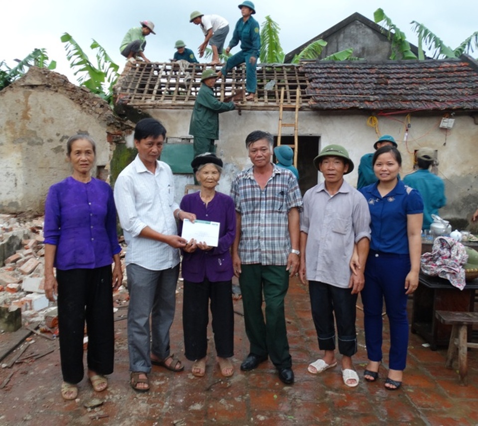 Khởi công xây dựng nhà nhân ái cho vợ liệt sỹ Lương Khắc Thứ - 3
Chính quyền địa phương cũng trao hơn 55 triệu đồng do bạn đọc ủng hộ qua Quỹ Nhân ái đến gia đình cụ Miêng