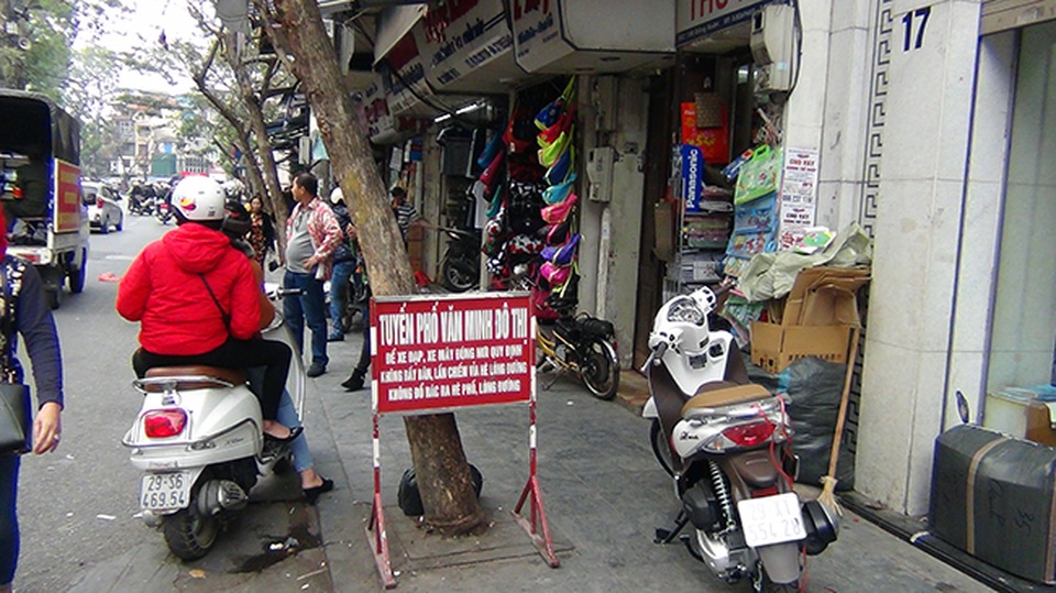 Hà Nội “ra quân” giành lại vỉa hè ở khu trung tâm - 3 Ngay cả các tuyến phố văn minh đô thị cũng bị người dân biến vỉa hè thành nơi để xe máy