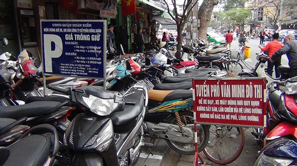 Hà Nội “ra quân” giành lại vỉa hè ở khu trung tâm - 4 Quận Hoàn Kiếm cấp phép bãi trông giữ xe rộng khoảng gần 20m2 trên vỉa hè, nhưng người dân vẫn để bừa bãi xe xuống lòng đường