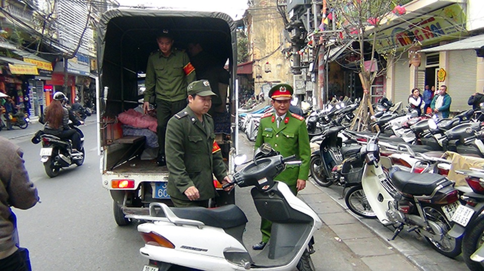Hà Nội “ra quân” giành lại vỉa hè ở khu trung tâm - 14 Xe máy để dưới lòng đường bị lực lượng công an đưa về đồn xử lý