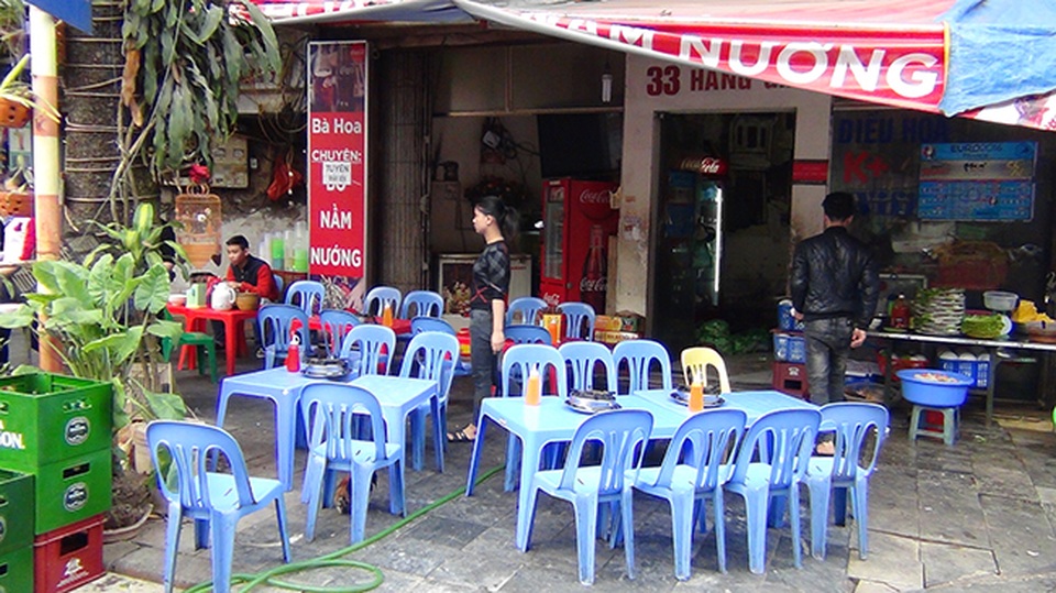 Hà Nội “ra quân” giành lại vỉa hè ở khu trung tâm - 6
Một quán nướng ôm trọn vỉa hè