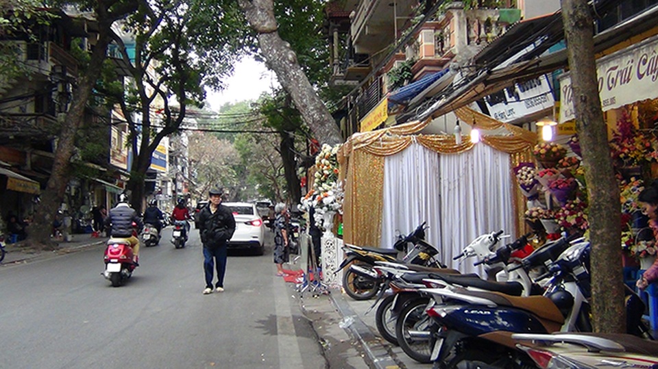 Hà Nội “ra quân” giành lại vỉa hè ở khu trung tâm - 7
Trên phố Hàng Lược người dân còn quây cả vỉa hè vào làm đám cưới, đẩy người đi bộ xuống đường