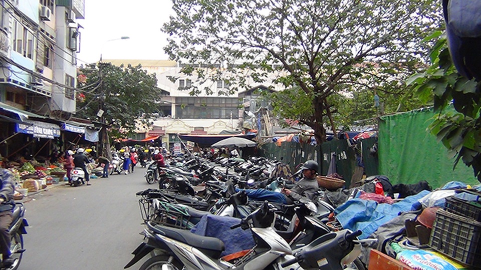 Hà Nội “ra quân” giành lại vỉa hè ở khu trung tâm - 8 Dọc tuyến phố Cao Thắng, người dân không chỉ chiếm hết vỉa hè bày bán hàng, mà còn chiếm luôn cả lòng đường để xe máy