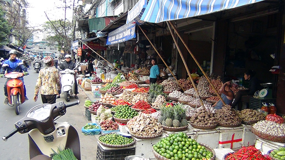 Hà Nội “ra quân” giành lại vỉa hè ở khu trung tâm - 9 Rất dễ nhận ra những cửa hàng lấn chiếm vỉa hè lòng đường trên địa bàn quận Hoàn Kiếm. Tuy nhiên, tình trạng lấn chiếm vỉa hè những tuyến phố cổ ở Hoàn Kiếm vẫn diễn ra trong nhiều năm qua, còn người dân vẫn phải đi bộ dưới đường.