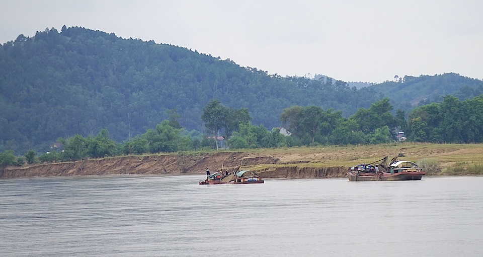 Bất lực nhìn sông Lam nuốt làng - 8 
Các tàu hút cát vẫn đua nhau hoạt động.