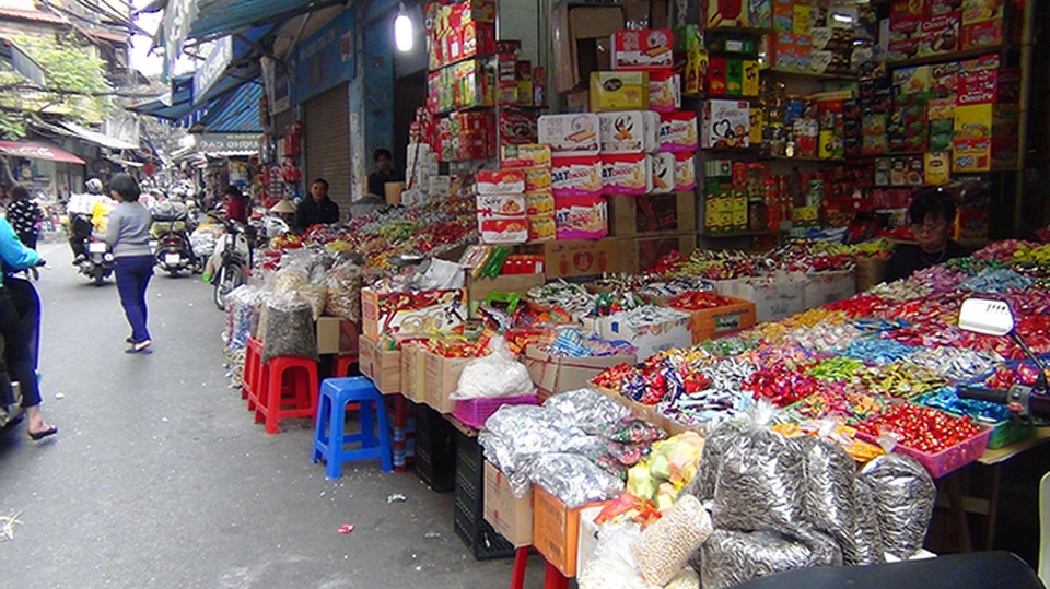 Hà Nội “ra quân” giành lại vỉa hè ở khu trung tâm - 10 Người dân phố cổ thậm chí bắc cả sạp hàng trên mặt đường để bày bán bánh kẹo