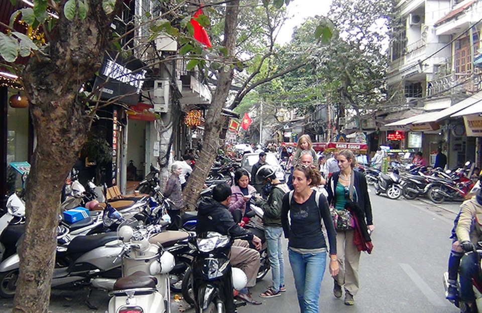 Hà Nội “ra quân” giành lại vỉa hè ở khu trung tâm - 1 Các tuyến phố cổ trong quận Hoàn Kiếm (TP Hà Nội) được quy hoạch đồng bộ vỉa hè, lòng đường. Tuy nhiên, nhiều năm qua người dân vẫn vô tư lấn chiếm lòng đường, vỉa hè để xe hoặc kinh doanh buôn bán.