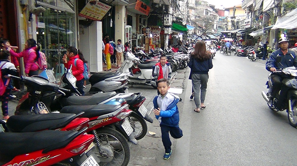 Hà Nội “ra quân” giành lại vỉa hè ở khu trung tâm - 11 Vỉa hè bị chiếm dụng, buộc các em học sinh phải đi bộ dưới lòng đường
