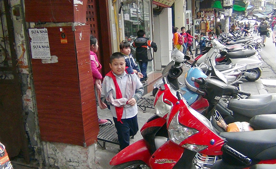 Hà Nội “ra quân” giành lại vỉa hè ở khu trung tâm - 12 Nếu không muốn đi bộ dưới lòng đường, các em phải luồn lách qua các dãy xe máy để trên vỉa hè.