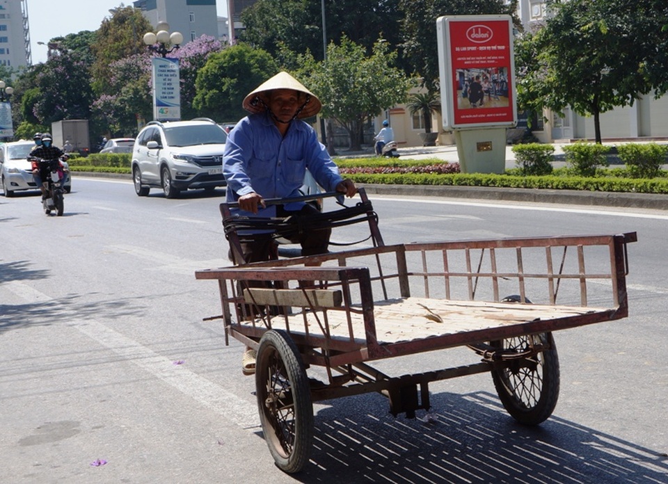 Những người lao động mưu sinh dưới “chảo lửa” miền Trung - 11 Dù nắng nóng như đổ lửa, nhưng những người lao động vẫn miệt mài làm việc