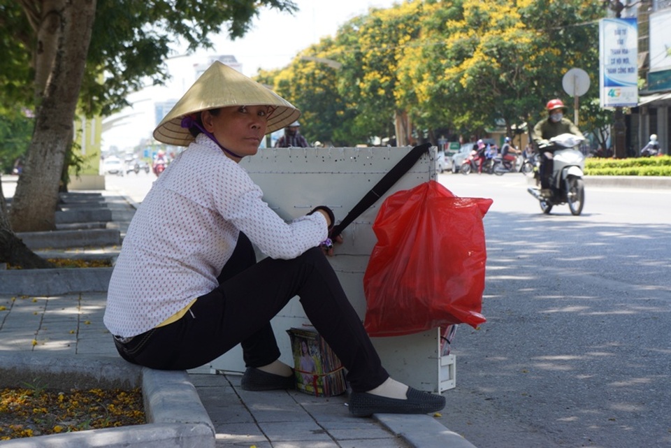 Những người lao động mưu sinh dưới “chảo lửa” miền Trung - 12 Phút nghỉ chân tránh nắng
