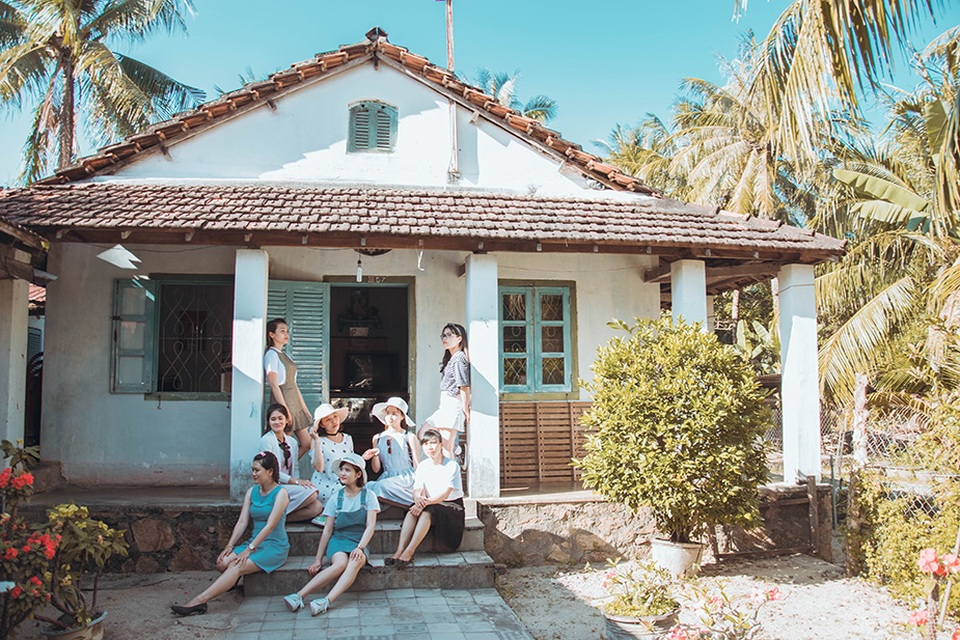 Kỷ yếu như hình trên tạp chí du lịch của sinh viên Quy Nhơn - 7
Những quý cô thời thượng ở Quy Nhơn tại một ngôi nhà ven biển.
