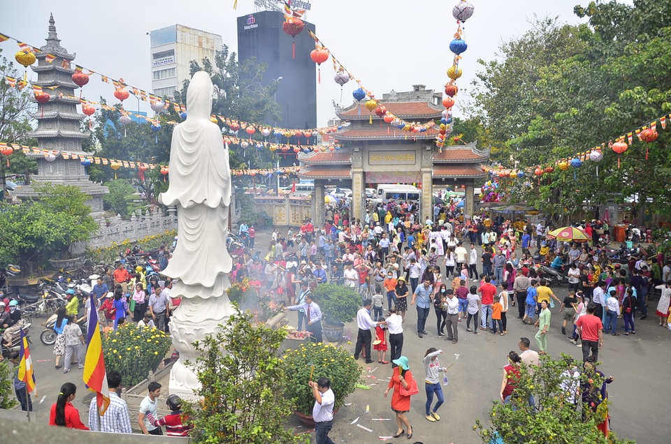 Dòng người đổ xô đi lễ chùa đầu năm, giao thông kẹt cứng - 9 Người dân đến lễ chùa sáng 28/1