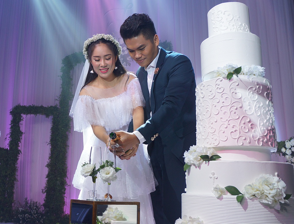 "Tình cũ" Quý Bình vui vẻ đến dự đám cưới Lê Phương - 25 Rót rượu...