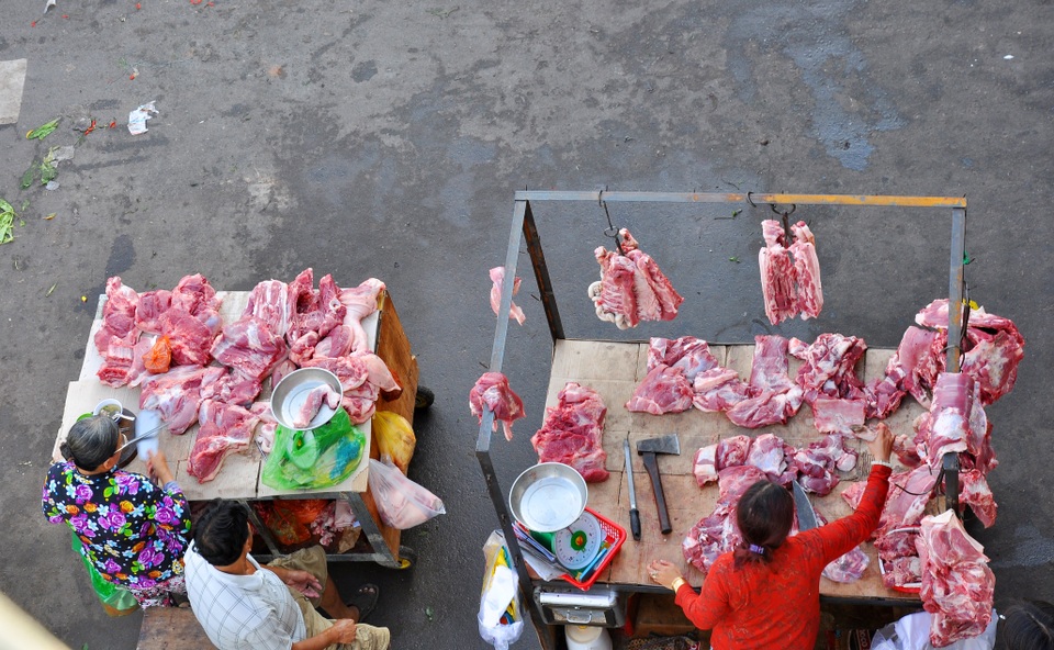 Chần thịt qua nước sôi: Sai lầm nghiêm trọng, bà nội trợ nào cũng mắc - 1 Thông tin về thịt lợn ăn cám tăng trọng, tiêm tạp chất khiến nhiều người lo lắng, nhiều bà nội trợ tìm đủ cách sơ chế trước khi chế biến. Ảnh: Trần Văn