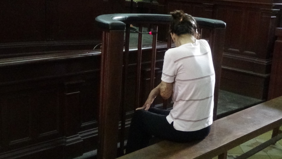 Níu kéo tình cảm bất thành, “máy bay bà già” thiêu sống tình trẻ - 1 Bị cáo Hồng tại tòa.