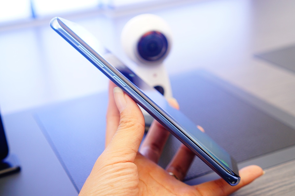 Đáng chú ý, hãng còn lồng vào thế hệ Gear 360 mới tính năng phát sóng trực tiếp nội dung 360 độ lên mạng xã hội. Khi Gear 360 được đồng bộ hóa với smartphone hoặc máy tính, người dùng có thể chia sẻ ngay những khoảnh khắc thú vị nhất với chất lượng cao thông qua tính năng live broadcast hoặc tải trực tiếp nội dung này lên các trang mạng xã hội như Facebook, YouTube hoặc Samsung VR. Ngoài ra, camera Gear 360 tương thích với các phụ kiện và thiết bị kết nối của Samsung và bên thứ ba.