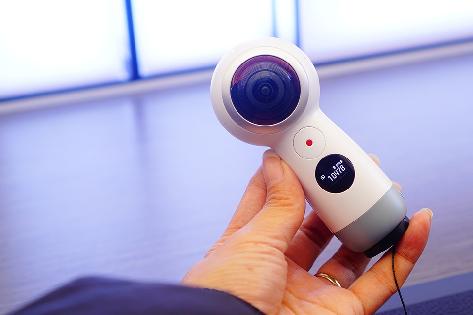 Gear 360 2017 sở hữu lối thiết kế gọn nhẹ và đẹp mắt hơn so với thế hệ trước. Người dùng có thể cầm nắm dễ dàng để chụp ảnh.