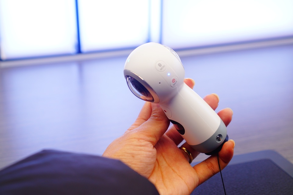 
Phím bấm Menu và nút nguồn kiêm nút Back được thiết kế ở cạnh bên phải của máy.

 
