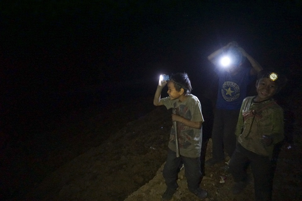 Đêm trắng ở vùng rốn quặng miền biên ải - 4 Có rất nhiều trẻ em đi mót quặng để giúp gia đình và lấy tiền mua sắm đồ dùng cho bản thân.