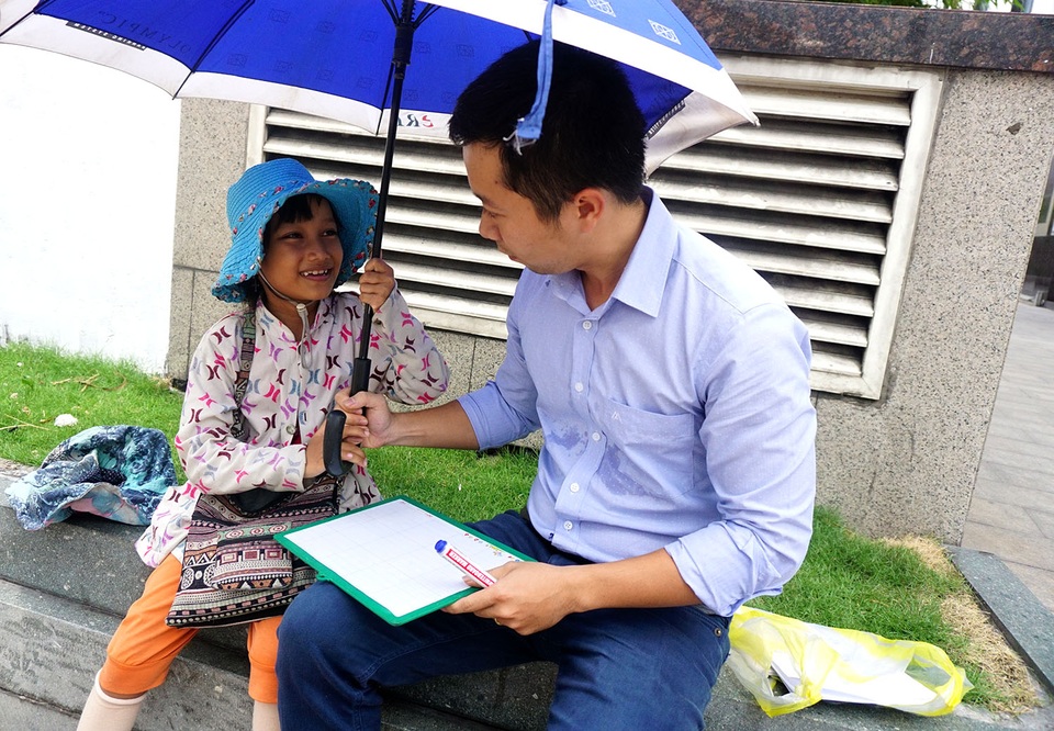 Nhân viên ngân hàng dành giờ nghỉ trưa dạy chữ cho bé bán vé số giữa Sài thành - 7 Điều khiến anh Tú ấn tượng với cô học trò là sự ham học hỏi. Mỗi ngày, cứ 11 giờ trưa mọi người lại thấy cô bé mang theo tập sách đến chờ thầy Tú để được học chữ.