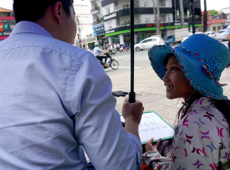 Nhân viên ngân hàng dành giờ nghỉ trưa dạy chữ cho bé bán vé số giữa Sài thành - 3 Biết bé Ngọc Tú có hoàn cảnh khó khăn, anh Hà Tú thường mua cơm, nước cho bé uống vào buổi trưa trong lúc 2 thầy trò cùng học bài.