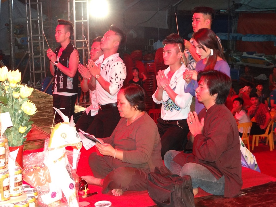 Các nghệ sĩ thành kính dâng hương ngày giỗ Tổ nghiệp