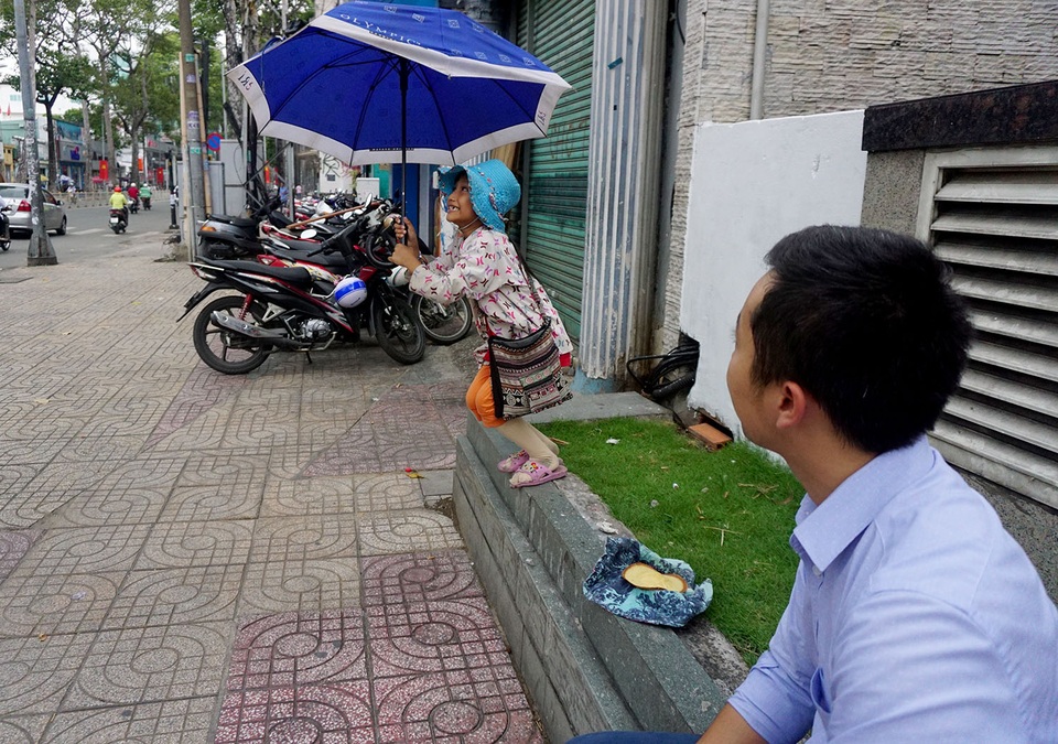 Nhân viên ngân hàng dành giờ nghỉ trưa dạy chữ cho bé bán vé số giữa Sài thành - 9 Có những hôm, 2 thầy trò lo học mà quên cả ăn cơm trưa. Những lúc như vậy, bé Tú thường làm trò để thầy Tú được vui trước khi vào làm việc tiếp tục.