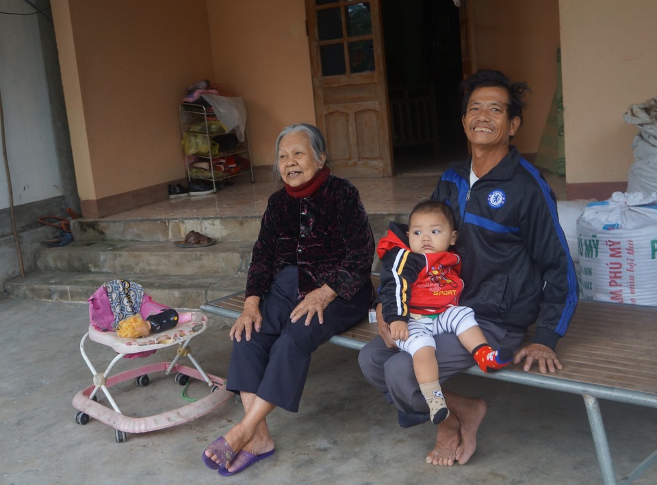 Người cao tuổi “nai lưng” đóng quỹ xóm - 2
Bà Nguyễn Thị Hiên cho rằng việc bà và con trai vẫn phải đóng tiền là vô lý.