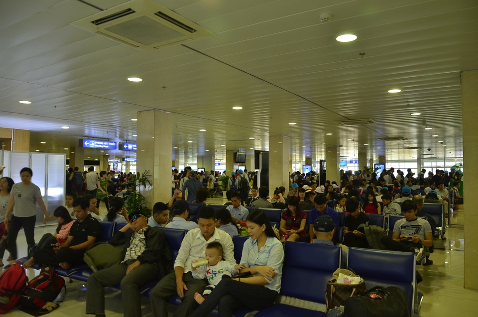 Sân bay Tân Sơn Nhất đông nghẹt khách về quê ăn Tết muộn - 2 Sân bay Tân Sơn Nhất đông nghẹt khách về quê ăn Tết muộn - 2