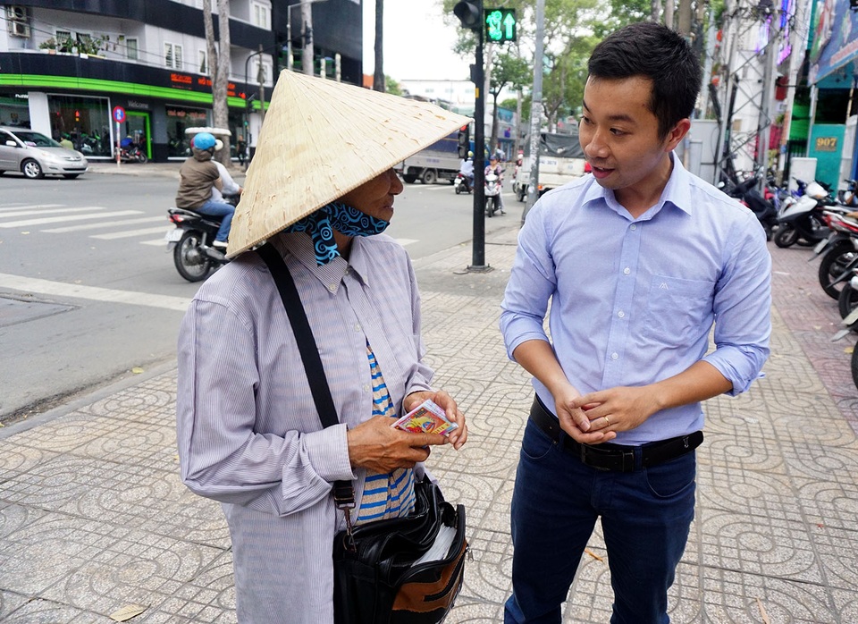 Nhân viên ngân hàng dành giờ nghỉ trưa dạy chữ cho bé bán vé số giữa Sài thành - 13 Sắp tới, anh Hà Tú sẽ phải chuyển công tác sang chi nhánh mới, anh mong muốn sẽ tìm được lớp học cho bé Ngọc Tú để em theo đuổi con chữ.