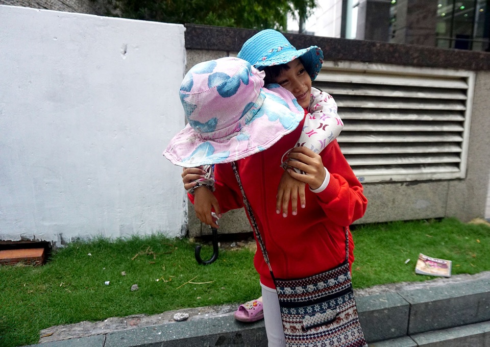 Nhân viên ngân hàng dành giờ nghỉ trưa dạy chữ cho bé bán vé số giữa Sài thành - 11 Tú thường làm nũng mỗi khi chị hai đến lớp học đón Tú cùng đi bán vé số.