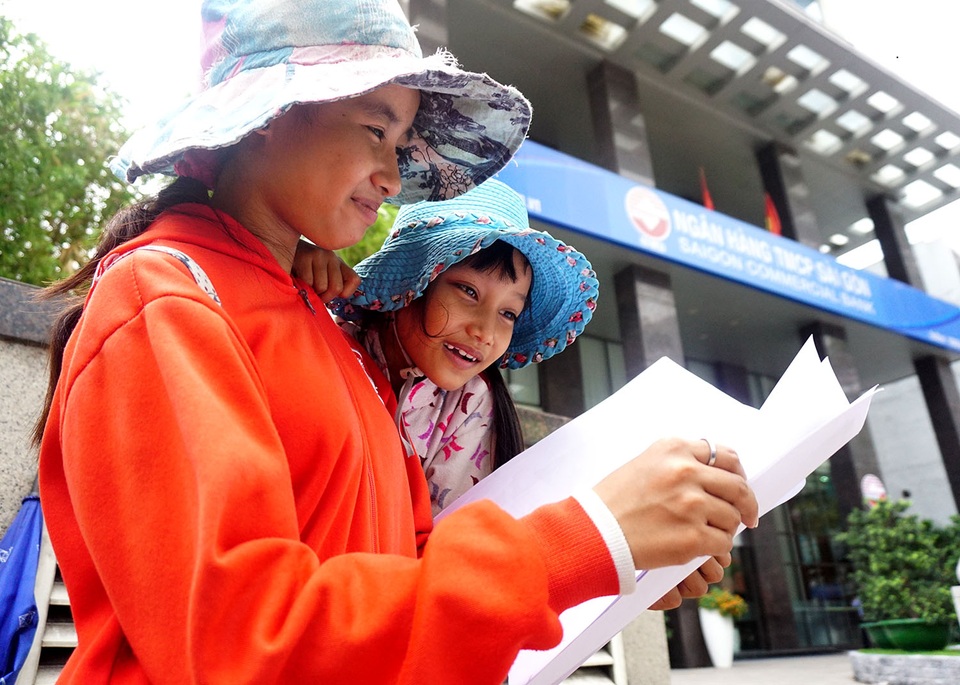 Nhân viên ngân hàng dành giờ nghỉ trưa dạy chữ cho bé bán vé số giữa Sài thành - 10 Gia đình khó khăn, ba mẹ Tú phải lên Bình Dương làm công nhân. Tú theo chị hai và bà nội lang thang bán vé số ở Sài Gòn. Chị hai của Tú đã học hết lớp 4, thường là người kiểm tra bài cho Tú ở nhà.