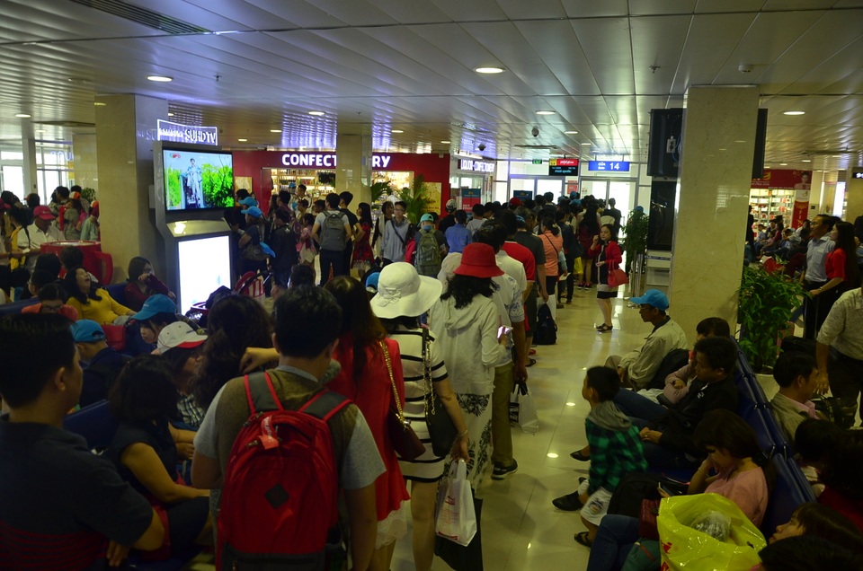 Sân bay Tân Sơn Nhất đông nghẹt khách về quê ăn Tết muộn - 6 Sân bay Tân Sơn Nhất đông nghẹt khách về quê ăn Tết muộn - 6