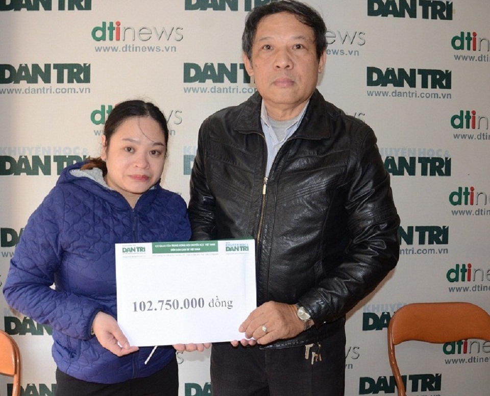 Hơn 102 triệu đồng đến với gia đình bé Tiến Thịnh - 3 Ông Phạm Huy Thân- CVP báo điện tử Dân Trí trao quà cho chị Loan, theo kết chuyển tuần 2/11/2017