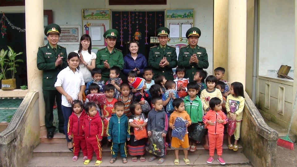 Giữ vững cột mốc chủ quyền, đảm bảo an ninh vùng biên giới - 5 Lực lượng biên phòng luôn quan tâm đến đời sống các em học sinh