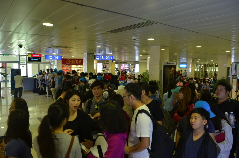 Sân bay Tân Sơn Nhất đông nghẹt khách về quê ăn Tết muộn - 5 Sân bay Tân Sơn Nhất đông nghẹt khách về quê ăn Tết muộn - 5