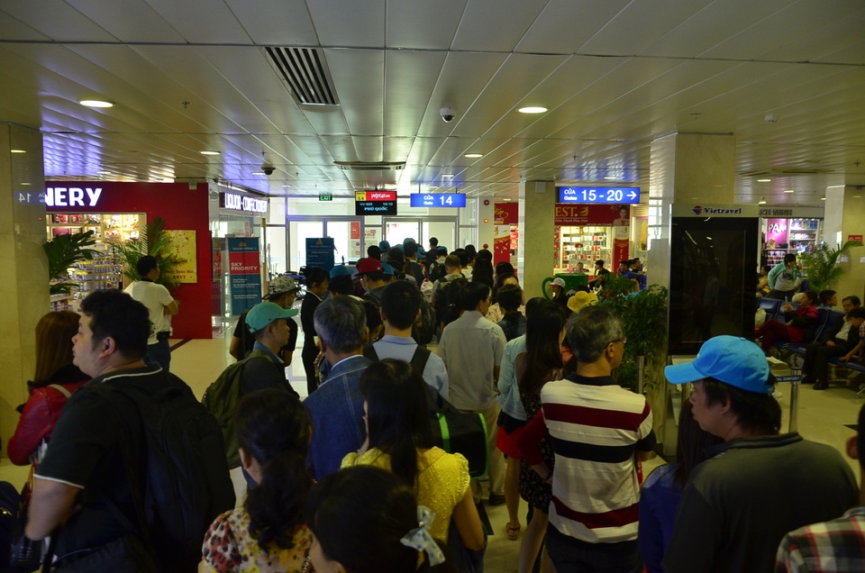 Sân bay Tân Sơn Nhất đông nghẹt khách về quê ăn Tết muộn - 4 Sân bay Tân Sơn Nhất đông nghẹt khách về quê ăn Tết muộn - 4