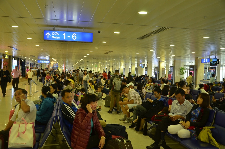 Sân bay Tân Sơn Nhất đông nghẹt khách về quê ăn Tết muộn - 1 Sân bay Tân Sơn Nhất đông nghẹt khách về quê ăn Tết muộn - 1