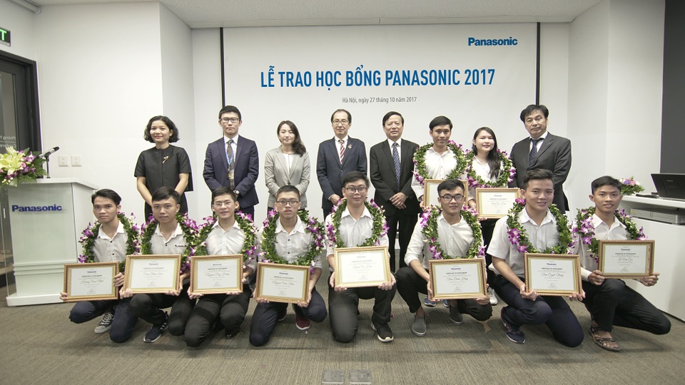 Trao học bổng toàn phần đến 10 sinh viên ưu tú - 2