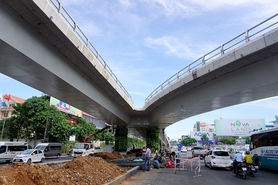 Ngoài trồng cây, hoa, các trụ cầu vượt được phủ cây xanh tạo nên vẻ mềm mại cho cây cầu.