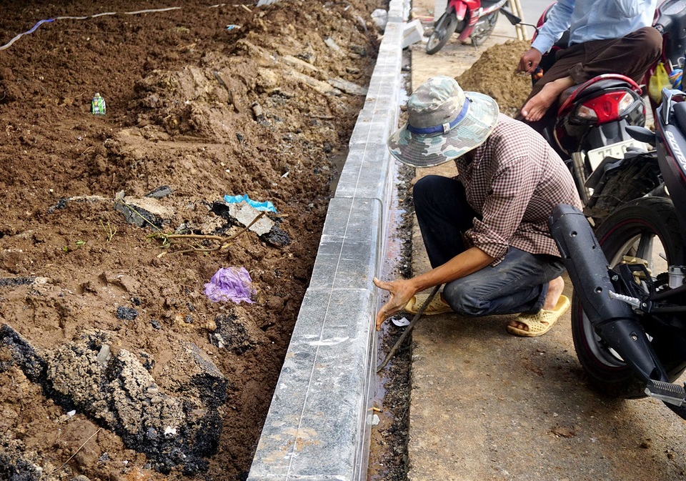 Công nhân lắp đặt các tảng đá lan can khu khuôn viên trước nhà ga quốc nội.