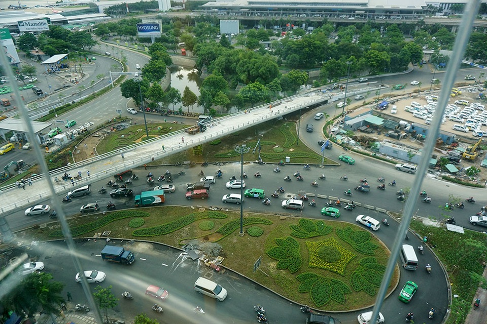 Khuôn viên, tiểu cảnh khu vực trước cổng sân bay đã được trồng cây xanh, hoa, thảm cỏ... với những hình họa khác nhau.