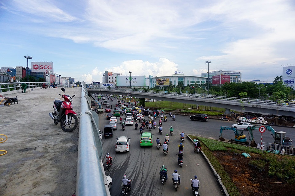 Cầu vượt chữ Y nằm ở nút giao thông Trường Sơn - Tân Sơn Nhất - Bình Lợi - Vành đai ngoài, quận Tân Bình, TPHCM, nhằm giải quyết tình trạng kẹt xe ngày càng nghiêm trọng ở khu vực này.
